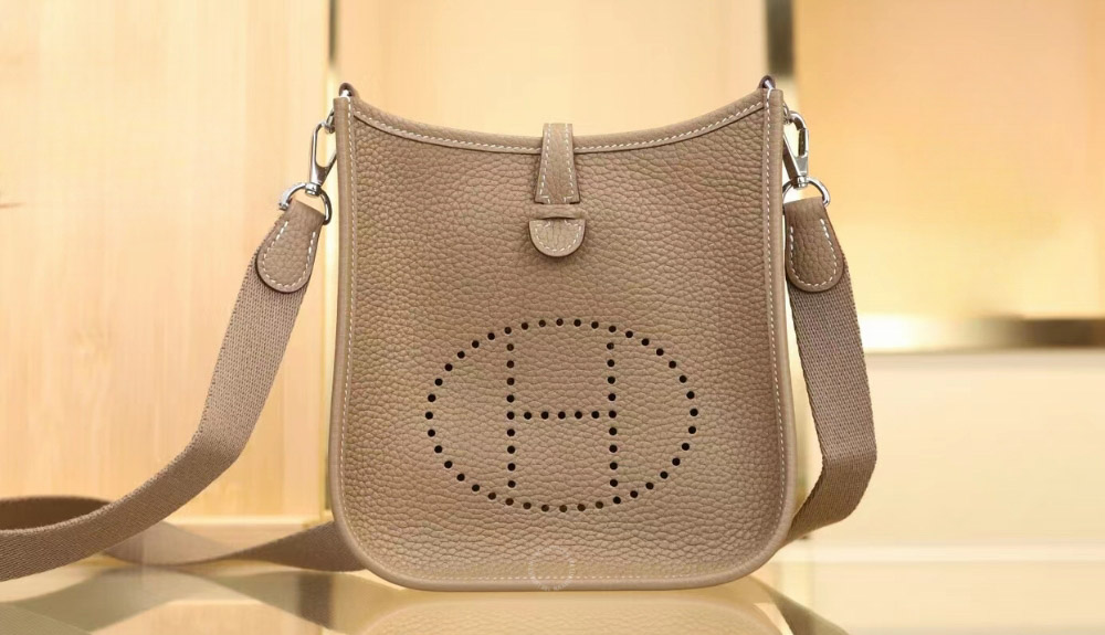 Phiên bản túi Evelyne size 23cm trong bộ sưu tập Thu – Đông 2025