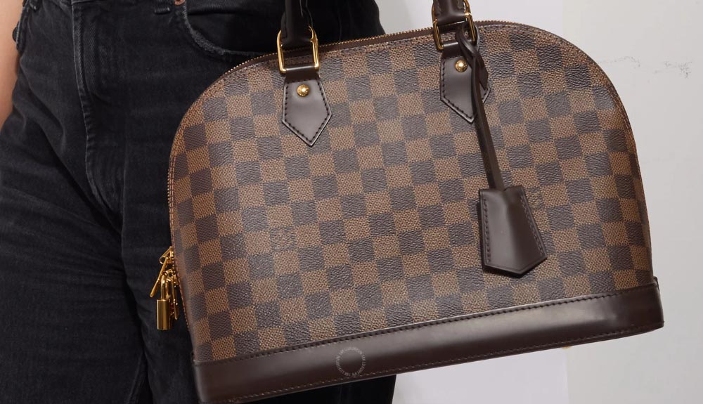 Chất liệu Damier Canvas cho ra các sản phẩm đáp ứng nhu cầu của cả nhóm khách hàng yêu thích phong cách thanh lịch lẫn cá tính