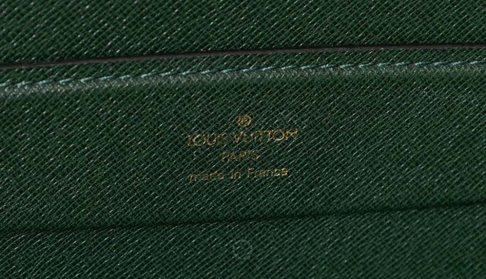 Taiga Leather là loại da bò dập vân nhỏ, thường được Louis Vuitton ứng dụng cho dòng sản phẩm nam
