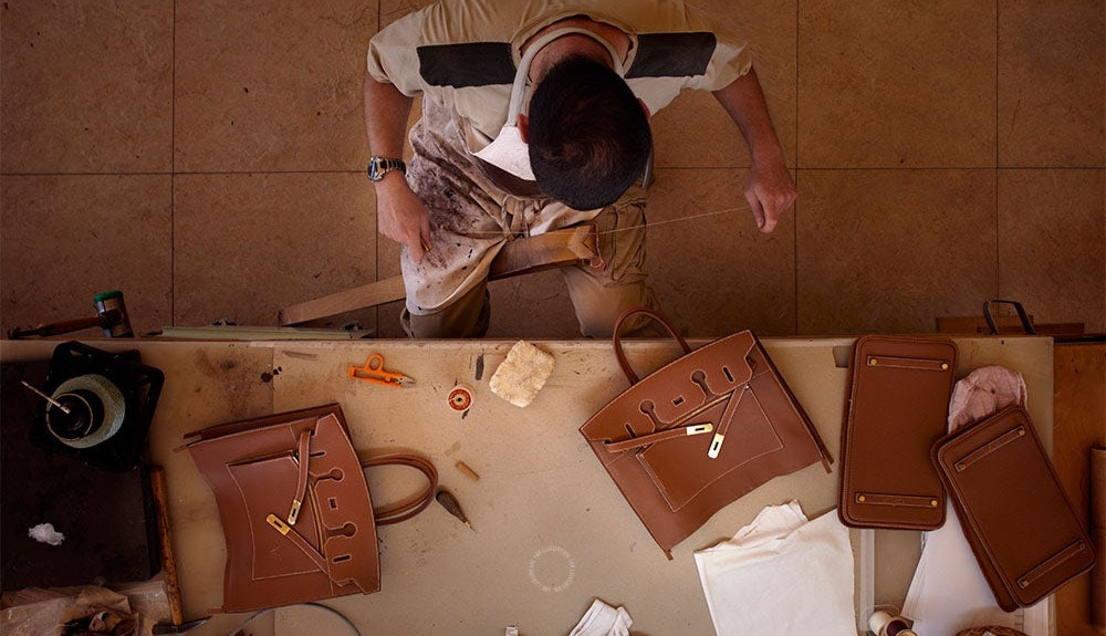 Điểm đặc biệt của quy trình sản xuất túi Hermes nằm ở triết lý “thủ công tuyệt đối” và sự khắt khe trong chế tác từng chi tiết