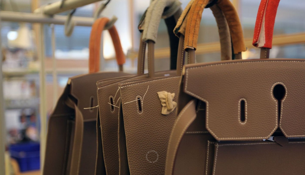 Túi Hermes được chuyển đến trung tâm hậu cần tại Bobigny để trải qua vòng kiểm tra cuối cùng