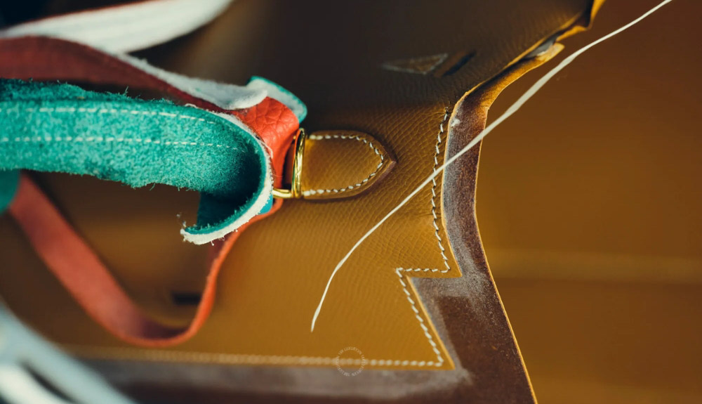 Quai túi Hermes, đặc biệt trên các dòng Birkin và Kelly, được làm hoàn toàn bằng da cùng loại với thân túi
