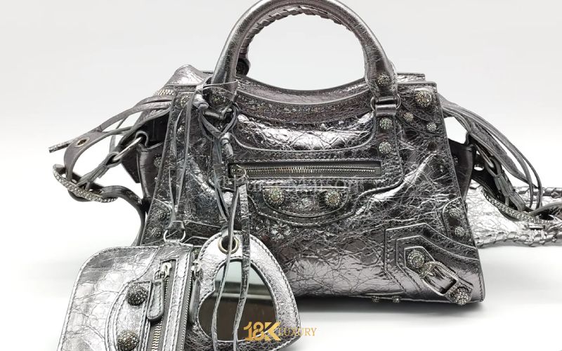 tui deo cheo balenciaga (3)