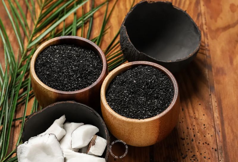 Đặt than hoạt tính vào bên trong túi