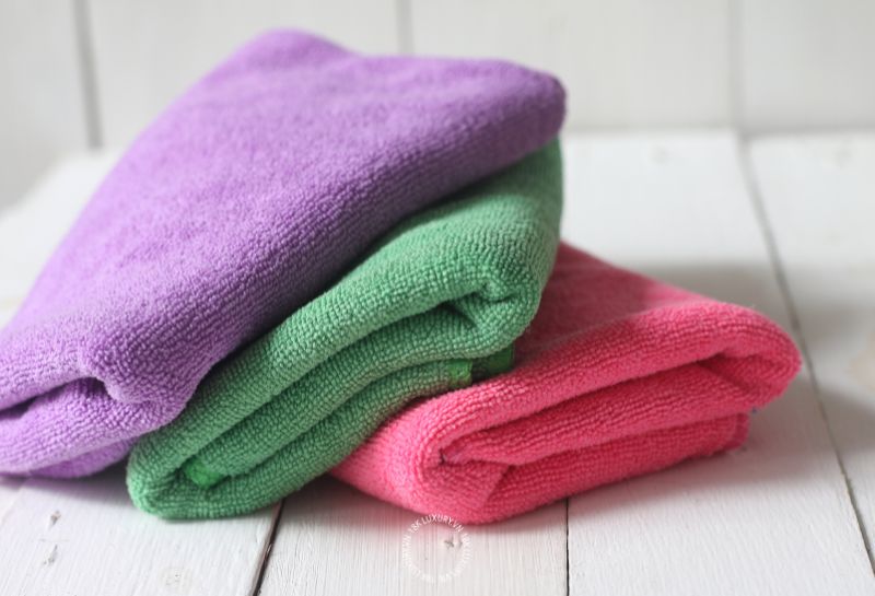day deo tui xach bi xin mau Sử dụng khăn Microfiber mềm để lau sạch dây xích