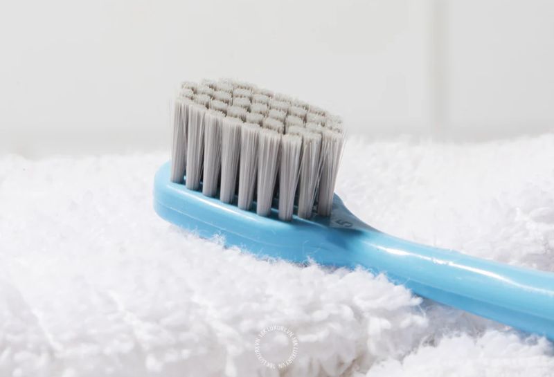 day xich tui xach bi oxi hoa Sử dụng bàn chải lông mềm cho vết bẩn trong kẽ nhỏ