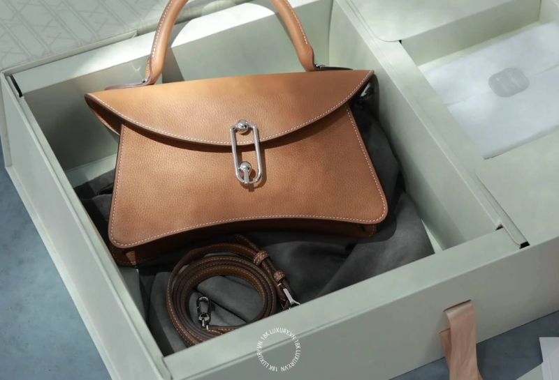 Khi mua túi xách hàng hiệu, bạn nên kiểm tra kỹ hóa đơn, hộp, túi Dust Bag, thẻ, mã sản phẩm hoặc các phụ kiện đi kèm