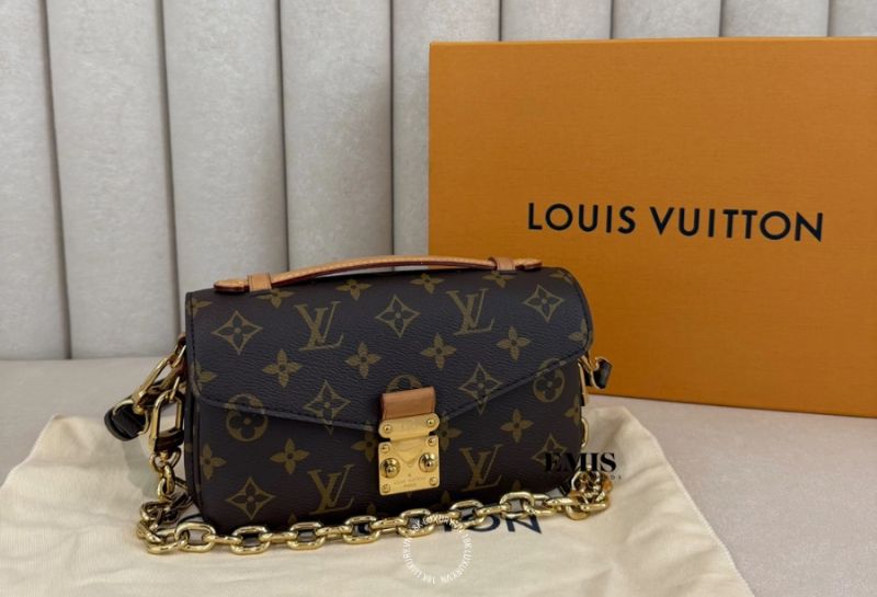 Để sở hữu những mẫu túi đeo chéo nữ đẹp, 18K LUXURY VN là địa chỉ đáng tham khảo với các dòng sản phẩm thời trang chính hãng cao cấp