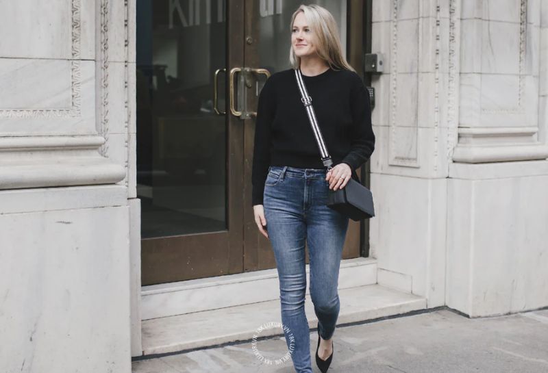 Phối túi đeo chéo nữ với áo thun và quần jeans năng động