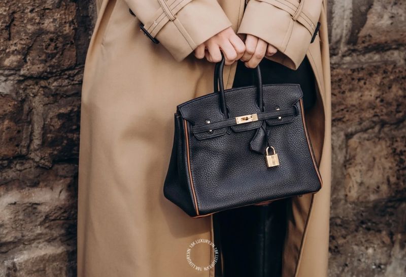 Cách phối đồ với túi xách màu đen chuẩn đẹp cho mọi dáng túi