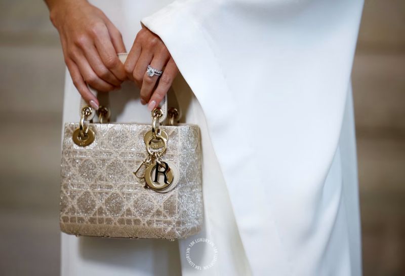 Đằng sau mức giá những chiếc túi đắt nhất của Dior là quá trình hoàn thiện đòi hỏi nhiều thời gian, sự tỉ mỉ và tay nghề rất cao từ người thợ