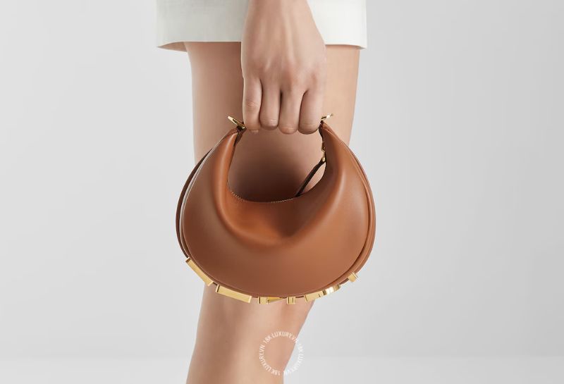 Người có da ngăm rất hợp với những gam nâu ấm, có độ sáng vừa phải như nâu Caramel, nâu Cognac hoặc nâu đỏ