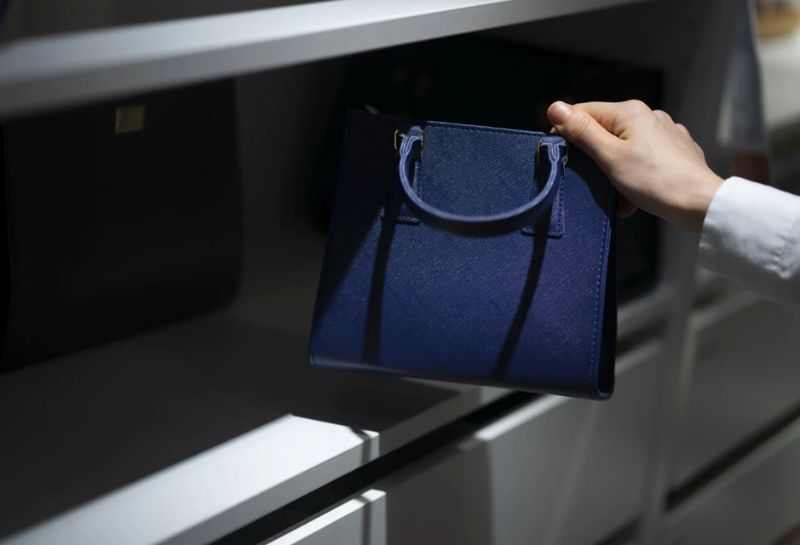 ve sinh tui xach chanel Để túi không bị mốc trong mùa mưa, bạn nên bảo quản túi ở nơi khô thoáng