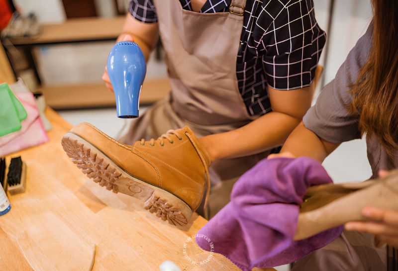 Nếu đôi giày bị chật nhiều, có chất liệu nhạy cảm hoặc sở hữu giá trị cao, mang đến tiệm sửa chuyên nghiệp sẽ là phương án có tính an toàn cao