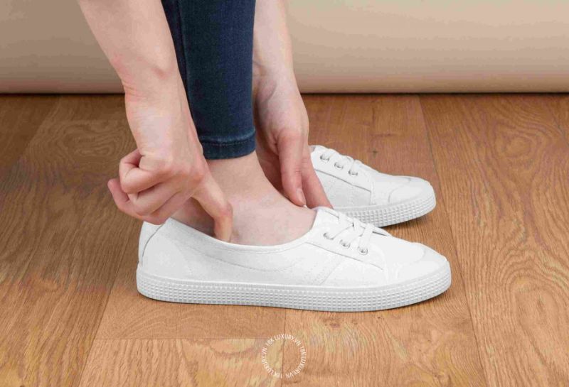 Cách làm giày rộng ra 1 Size tại nhà an toàn, không làm mất phom