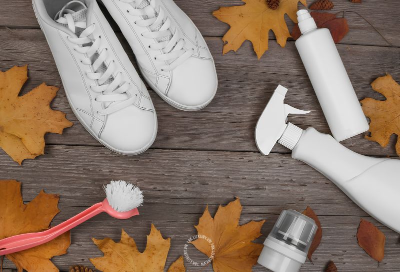 Trước khi bắt đầu tẩy ố giày, bạn nên chuẩn bị đầy đủ các dụng cụ cần thiết để quá trình làm sạch diễn ra thuận tiện