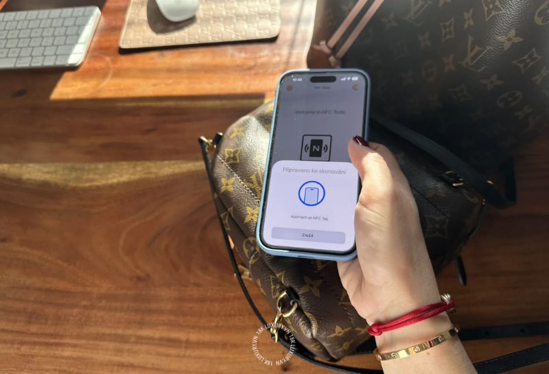 Từ khoảng tháng 3 năm 2021, Louis Vuitton bắt đầu loại bỏ dần Date Code có thể quan sát trực tiếp và chuyển sang sử dụng Microchip