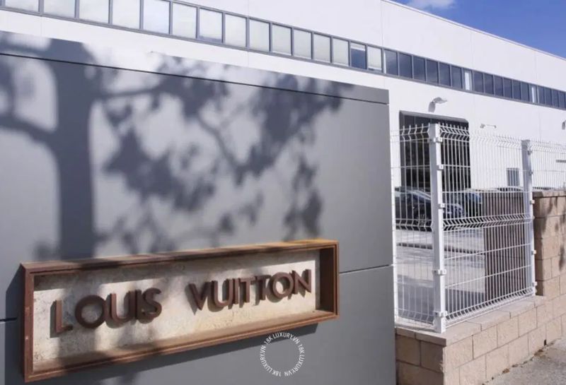 Louis Vuitton cũng vận hành các cơ sở sản xuất tại Tây Ban Nha, nơi nhiều sản phẩm được hoàn thiện trước khi phân phối ra thị trường