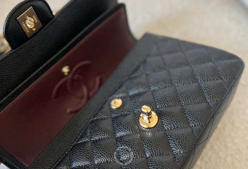 Kiểm qua túi Chanel qua khóa và phụ kiện kim loại