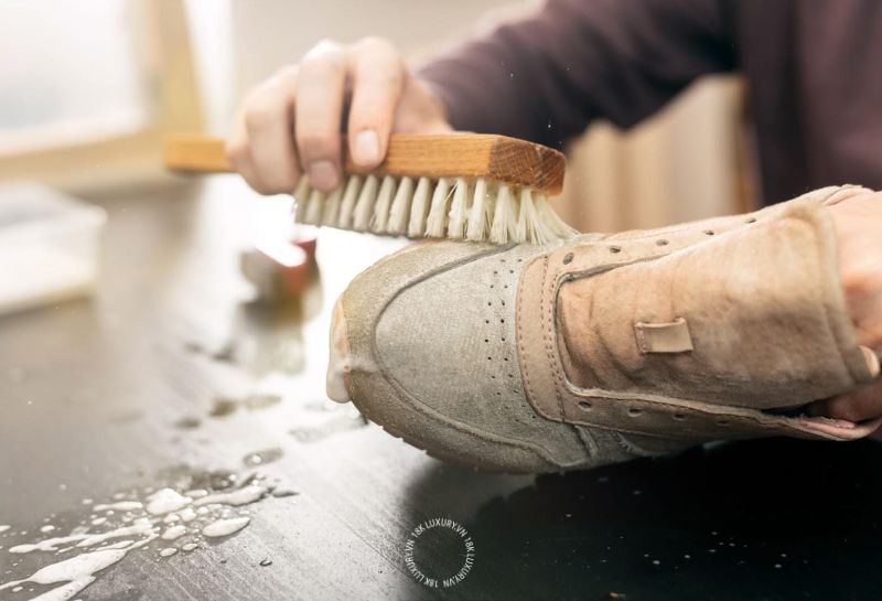 Sau khi mua giày 2hand, người dùng có thể phải chi thêm tiền để vệ sinh, khử mùi, thay dây, thay lót hoặc dán lại đế