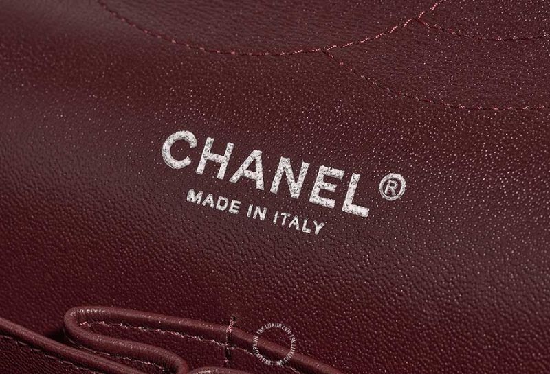 Kiểm tra chữ dập “CHANEL” và “Made in…”