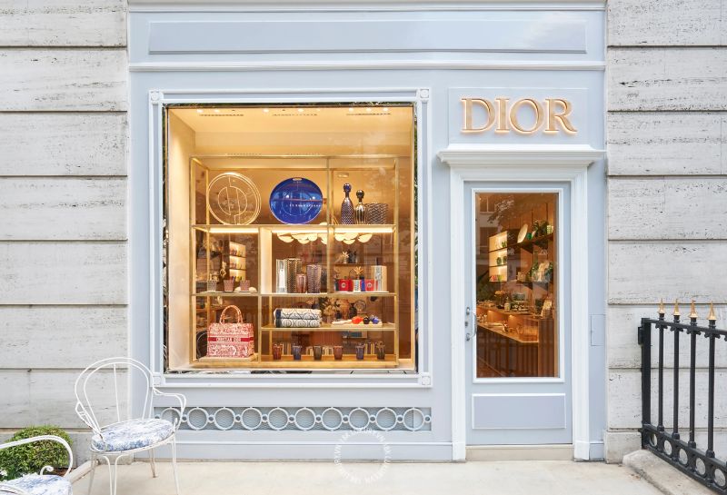 Ở những cửa hàng Dior chính hãng tại Việt Nam, khách hàng còn có thể tìm mua trang sức, đồng hồ và các sản phẩm thuộc bộ sưu tập Dior Maison