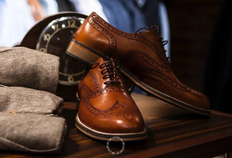 Một số mẫu giày Auth sử dụng da tự nhiên, da lộn, vải dệt hoặc các vật liệu đặc biệt cần được vệ sinh và bảo quản đúng cách