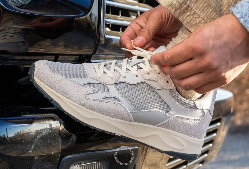 giay sneaker la gi “Sneaker là gì?” - Hiểu đơn giản, đây là dòng giày có phần đế mềm, thường được làm từ cao su hoặc vật liệu tổng hợp
