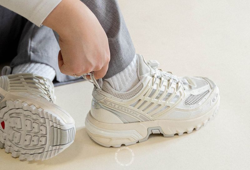 Giày Unisex là gì? Những điều quan trọng cần biết trước khi mua