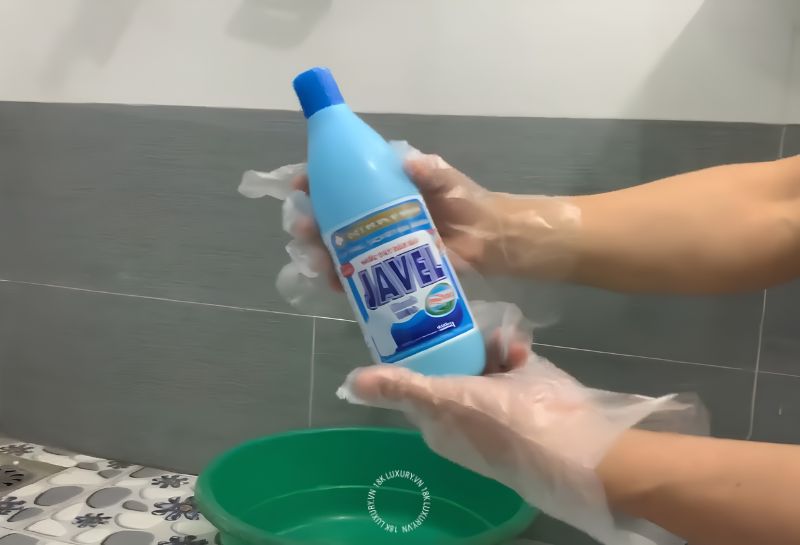 Tẩy ố giày bằng nước Javel pha loãng