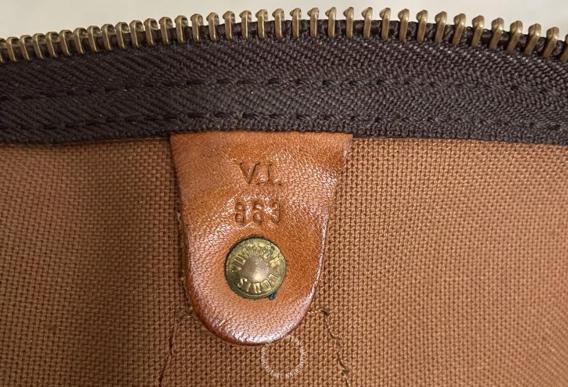 Từ khoảng năm 1982, Louis Vuitton bắt đầu sử dụng Date Code gồm ba hoặc bốn chữ số