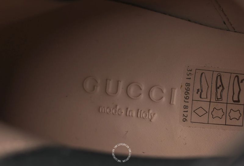 Bên dưới miếng lót giày Gucci đôi khi cũng xuất hiện dấu in, ký hiệu, dãy số hoặc thông tin phục vụ quá trình sản xuất
