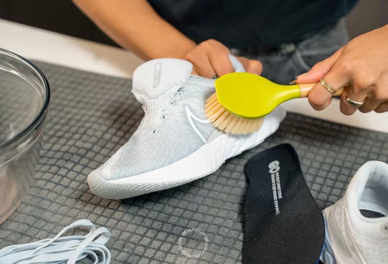 Không giặt giày Trainer bằng máy