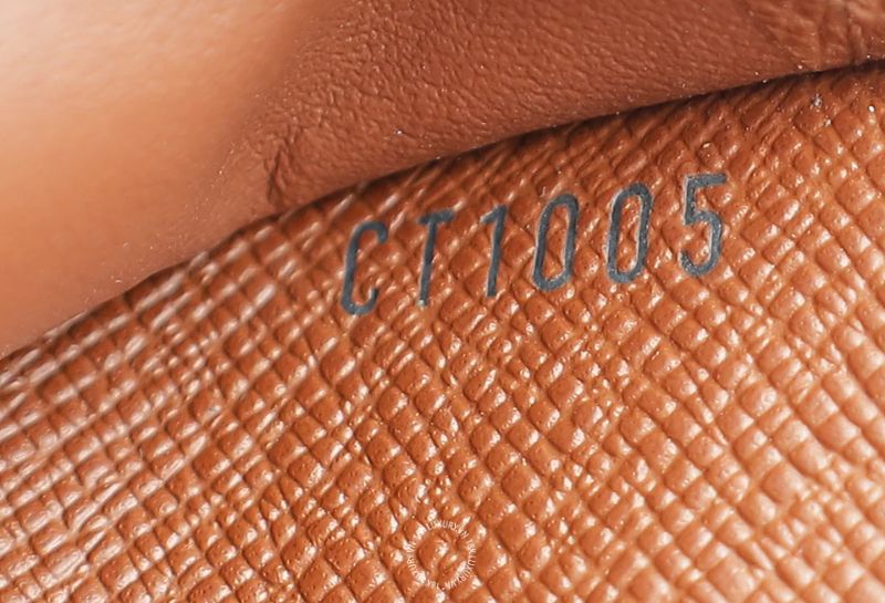Từ khoảng 03/2021, Louis Vuitton bắt đầu thay thế dần Date Code hiển thị bằng Microchip sử dụng công nghệ RFID trên nhiều dòng sản phẩm