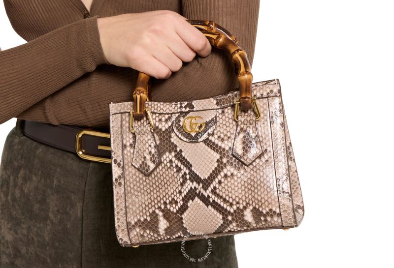 tui gucci da cuu Đối với túi Gucci làm từ da trăn, yếu tố quan trọng nhất trong quá trình bảo quản là duy trì tình trạng của lớp vảy tự nhiên trên bề mặt da