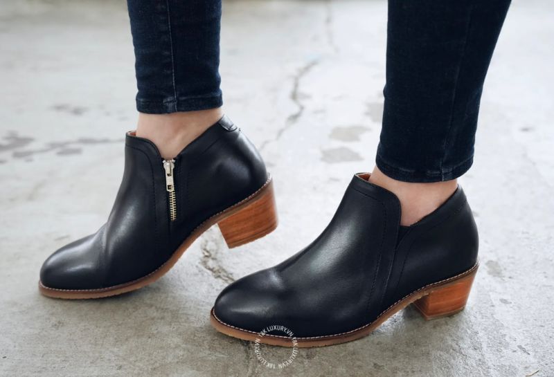 Người có vóc dáng đầy đặn nên ưu tiên các mẫu boot cổ thấp có thiết kế gọn gàng, mũi hơi nhọn hoặc vuông nhẹ và phần gót chắc chắn