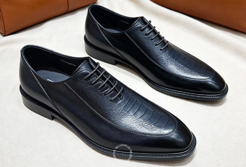 Đối với các dòng giày da hàng hiệu, 18K LUXURY VN đều hỗ trợ kiểm tra và định giá khi khách hàng không còn nhu cầu sử dụng