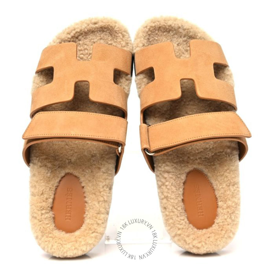 Dép quai ngang Hermes Suede Goatskin Woolskin Chypre Sandals Golden Beige FGH269