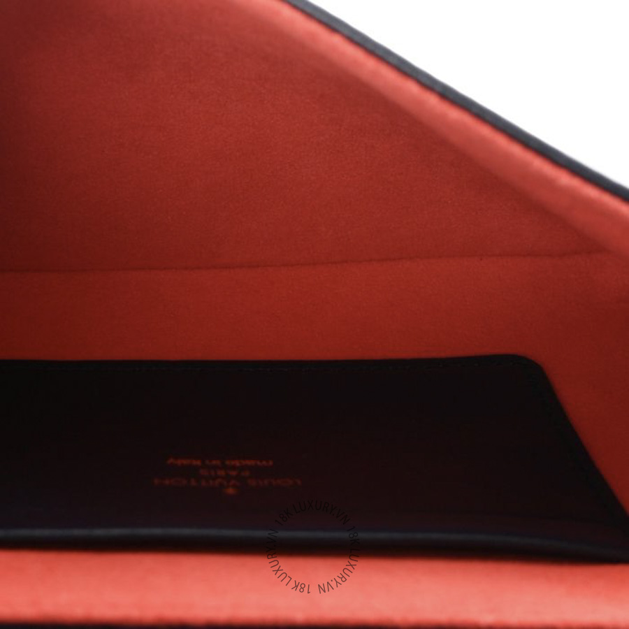 Túi Đeo Chéo Louis Vuitton Lambskin Embossed Monogram LV Garden Pochette Coussin Navy MNGR800 13 Túi Đeo Chéo Louis Vuitton Lambskin Embossed Monogram LV Garden Pochette Coussin Navy MNGR800
