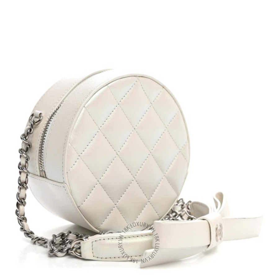 Túi Đeo Chéo Mini Chanel Iridescent Lambskin Quilted Coco Bow Round Clutch With Chain Ivory CVB622
