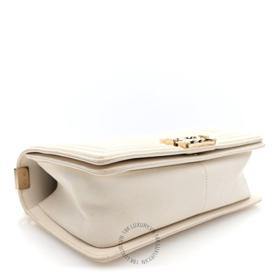 Túi Xách Đeo Chéo Chanel Caviar Quilted Medium Boy Flap White White CVB1038 8 Túi Xách Đeo Chéo Chanel Caviar Quilted Medium Boy Flap White White CVB1038