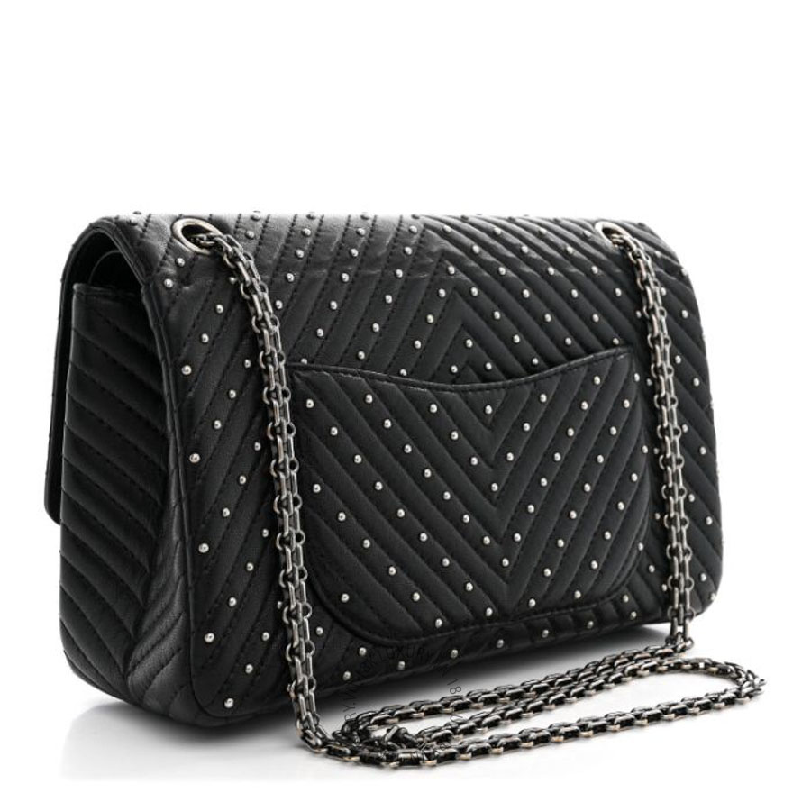 Túi Xách Đeo Chéo Chanel Sheepskin Chevron Quilted Studded 2.55 Reissue 226 Flap Black CVB669