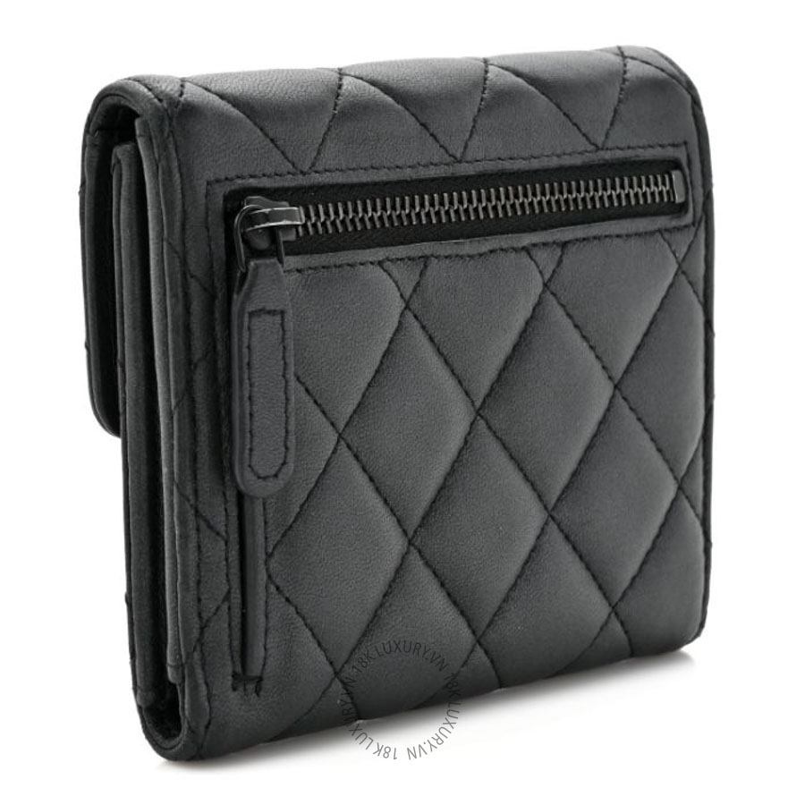 Ví ngắn Chanel Lambskin Quilted Compact Flap Wallet So Black CNV399
