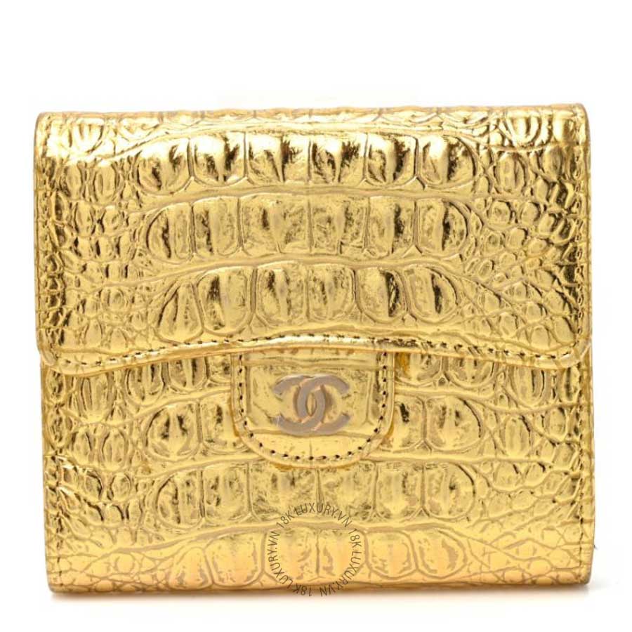 Ví ngắn Chanel Metallic Calfskin Crocodile Embossed Cocodile Compact Flap Wallet Gold CNV271