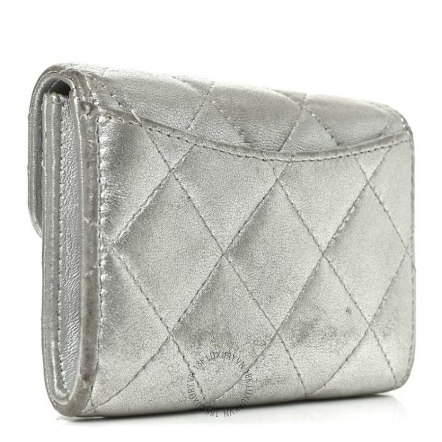Ví ngắn Chanel Metallic Lambskin Quilted Flap Card Holder Wallet Silver CNV438
