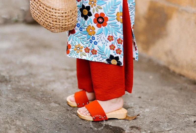 ao dai cach tan di giay gi Ngoài giày, áo dài có thể kết hợp với dép Sandal hoặc guốc