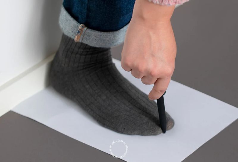Đo chiều dài bàn chân đúng cách là bước quan trọng giúp bạn đối chiếu size giày Mizuno chính xác hơn