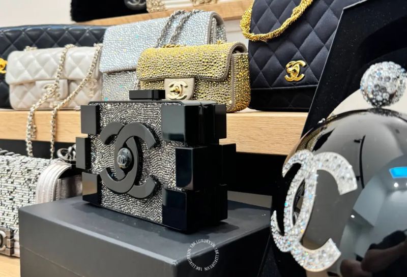 Chanel còn sử dụng thêm những nhóm ký tự để phân biệt chất liệu, màu sắc, phần kim loại và từng phiên bản cụ thể của cùng một mẫu sản phẩm