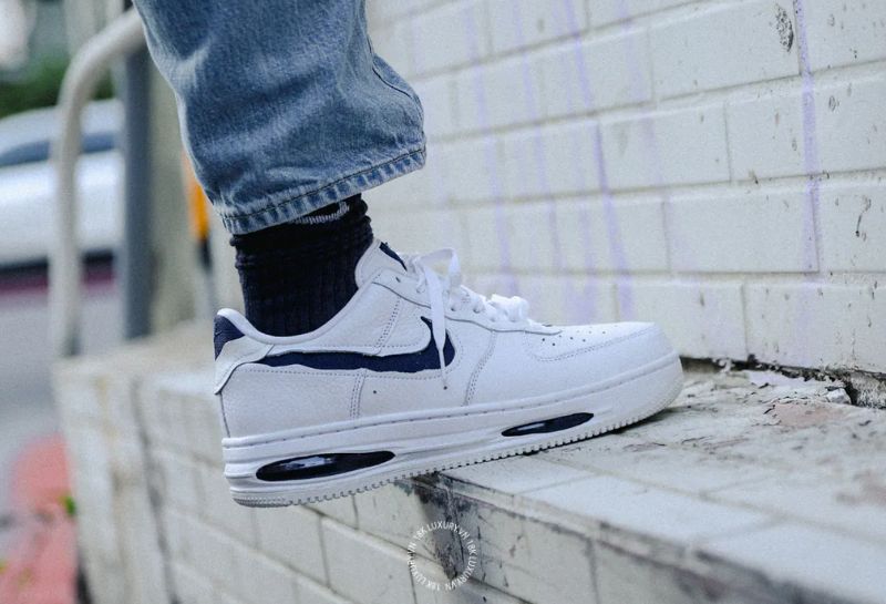 Một số phiên bản Nike Air Force 1 có thể tạo cảm giác ôm chân khác nhau do chất liệu hoặc cấu tạo