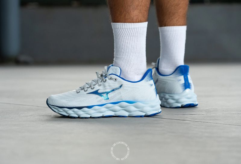 Với bàn chân có chiều ngang cân đối, bạn có thể lựa chọn size giày Mizuno dựa trực tiếp vào chiều dài chân và bảng quy đổi của hãng